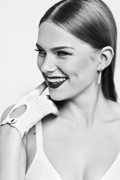 Портрет красивої дівчини з світлим волоссям, посміхаючись на білому тлі — стокове фото