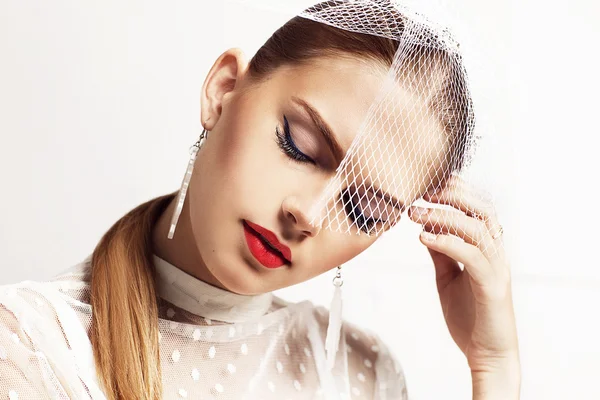 Retro-Porträt einer schönen Frau mit stylischem Hut und eleganter weiß gepunkteter Bluse mit geschlossenen Augen. — Stockfoto