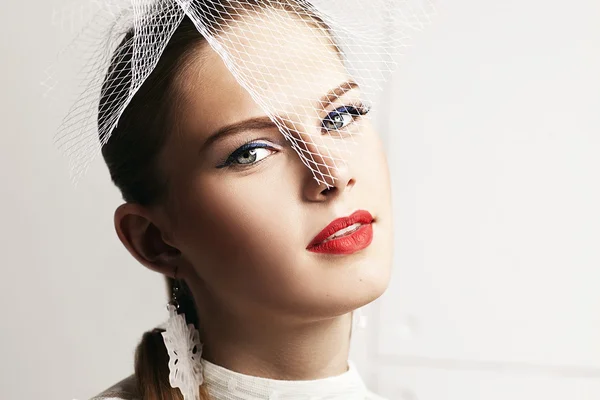 Hermosa mujer con sombrero elegante y elegante blusa punteada blanca mirando hacia adelante . — Foto de Stock