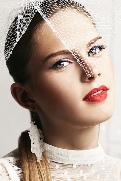 Vacker kvinna med eleganta hatt och elegant vit prickig blus ser fram. — Stockfoto