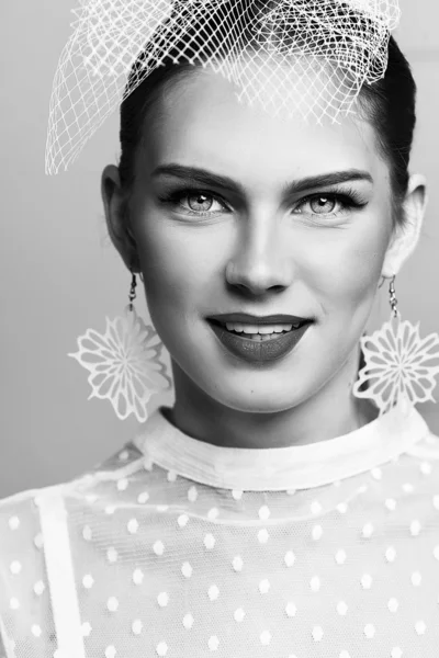 Schöne Frau mit stylischem Hut und eleganter, weiß gepunkteter Bluse freut sich. — Stockfoto