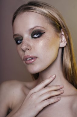 sarışın güzel genç kadın portresi.