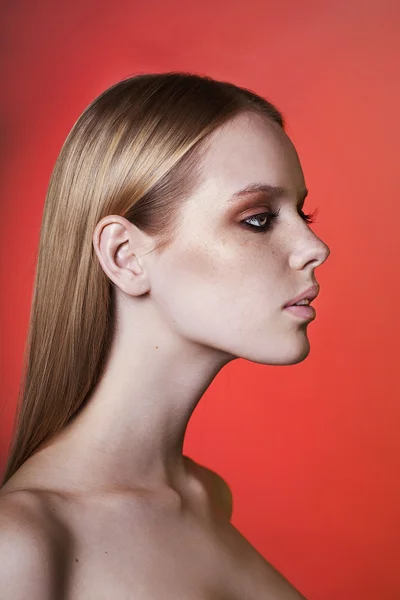 Retrato de una hermosa joven con cabello rubio . —  Fotos de Stock