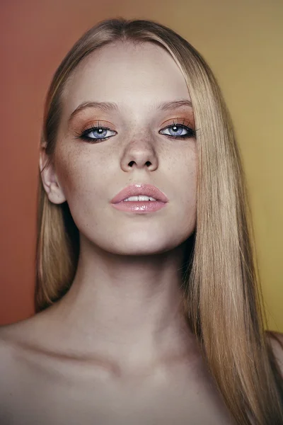 Retrato de una hermosa joven con cabello rubio . — Foto de Stock