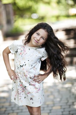 parkta gülümseyen güzel kız