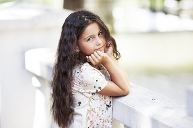 parkta gülümseyen güzel kız