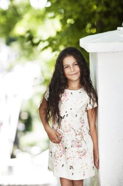 parkta gülümseyen güzel kız