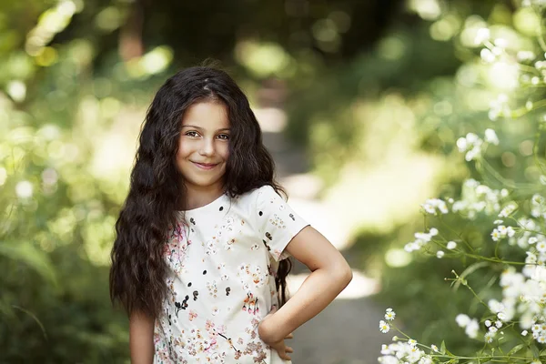 parkta gülümseyen güzel kız