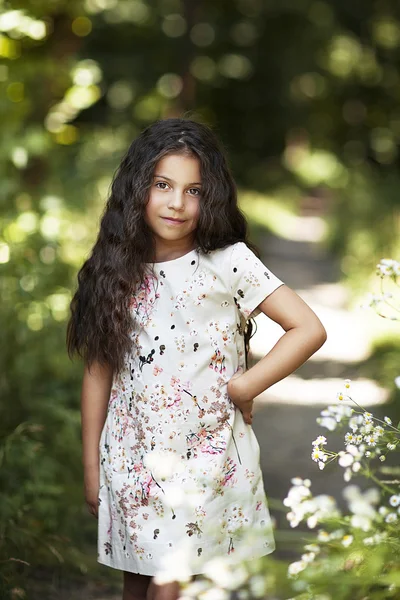 parkta gülümseyen güzel kız