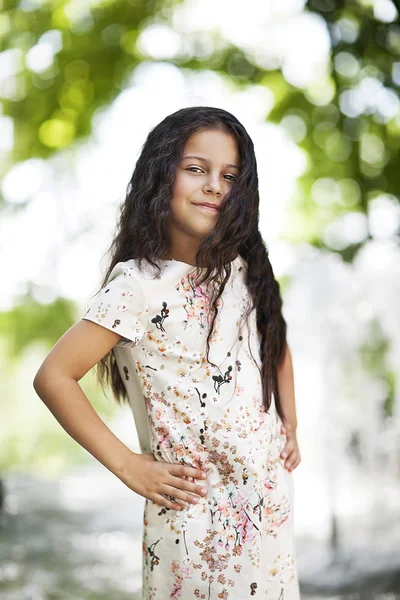 parkta gülümseyen güzel kız