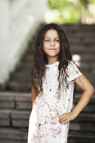 parkta gülümseyen güzel kız