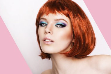 Beyaz zemin üzerine kırmızı saçlı güzel şık kadın.