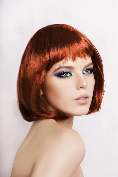 Beyaz zemin üzerine kırmızı saçlı güzel şık kadın.