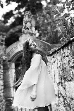 Güzel genç kadın dans beyaz elbisenin içinde sokakta döne döne