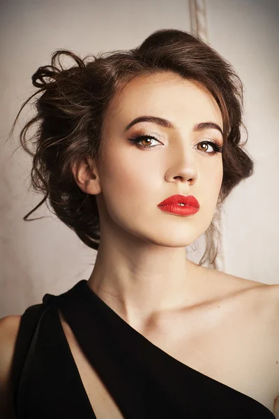 Retrato de jovem senhora elegante com cabelo castanho e belo penteado . — Fotografia de Stock