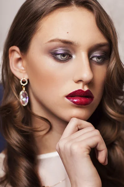 Retrato de mujer joven y elegante — Foto de Stock