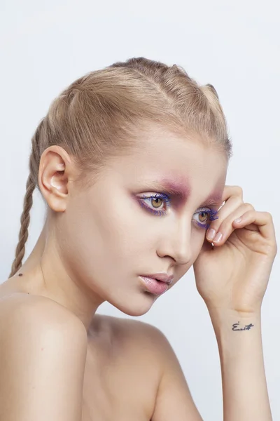 Retrato de modelo de moda con creativo maquillaje artístico sobre fondo blanco . — Foto de Stock