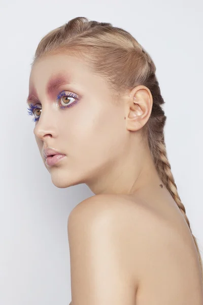 Retrato de modelo de moda con creativo maquillaje artístico sobre fondo blanco . — Foto de Stock