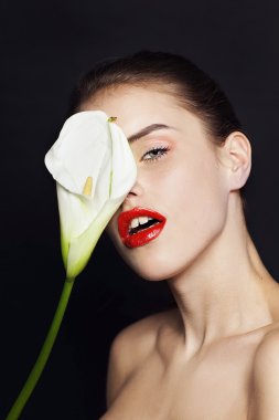 Güzel genç kadın beyaz çiçek profesyonel makyaj.