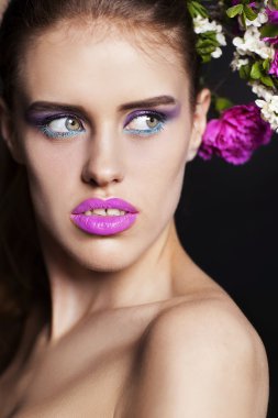 Pembe ve beyaz çiçekler ile profesyonel makyaj güzel genç kadın