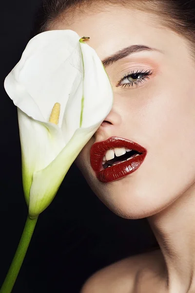 Bella giovane donna con fiore bianco trucco professionale . — Foto Stock