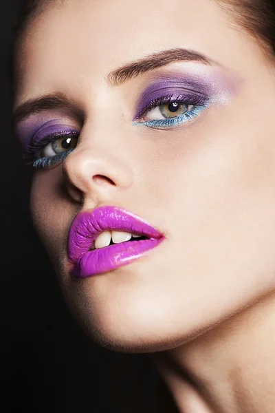 Pembe ve beyaz çiçekler ile profesyonel makyaj güzel genç kadın