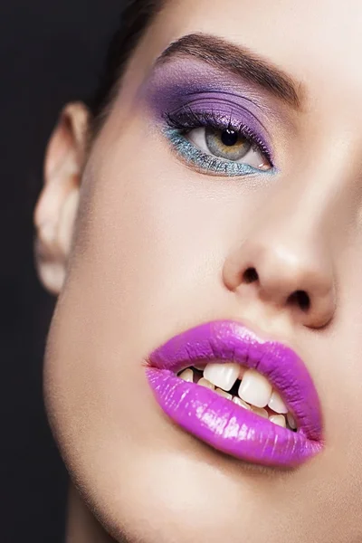 Pembe ve beyaz çiçekler ile profesyonel makyaj güzel genç kadın