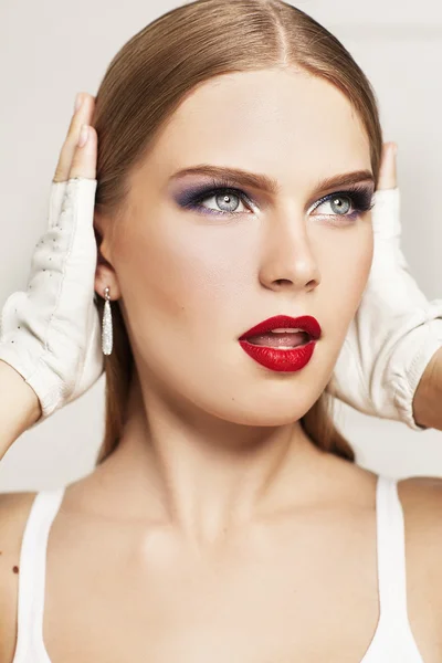 Retrato de modelo hermoso con la cara sorprendida lleva guantes blancos . Imagen De Stock