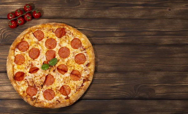 Leckere frische Paprika-Pizza und Zutaten Tomaten-Basilikum auf Holzboden. Blick von oben auf die Pfefferoni-Pizza. Flach lag er. Mit Kopierraum für Text. Banner — Stockfoto