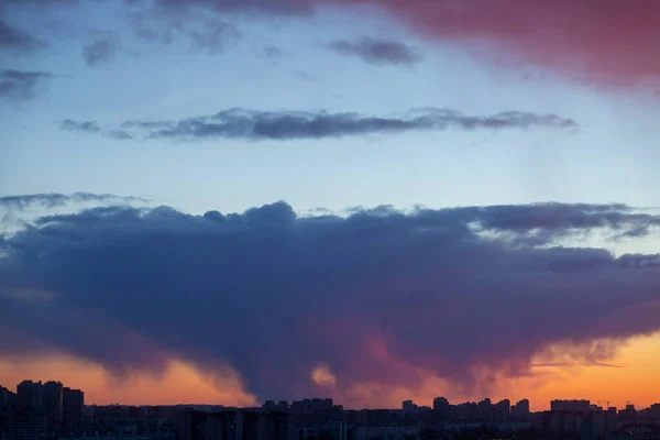 Céu bonito ao pôr do sol sobre a cidade — Fotografia de Stock