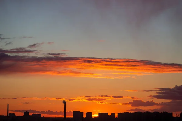 Céu bonito ao pôr do sol sobre a cidade — Fotografia de Stock