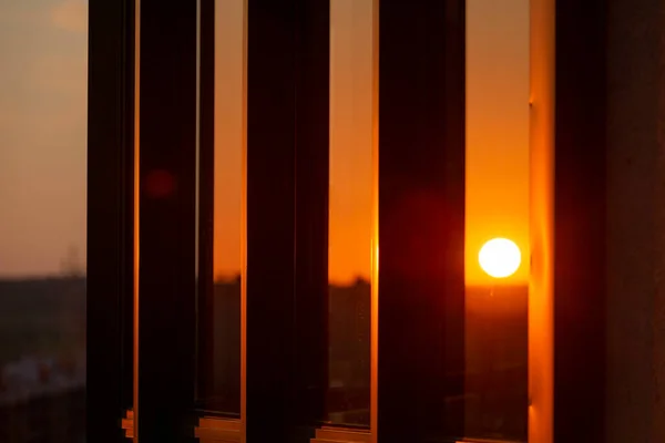 Belo sol ao pôr do sol é refletido nas janelas — Fotografia de Stock