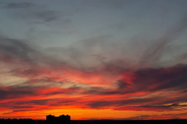 Céu bonito ao pôr do sol sobre a cidade — Fotografia de Stock