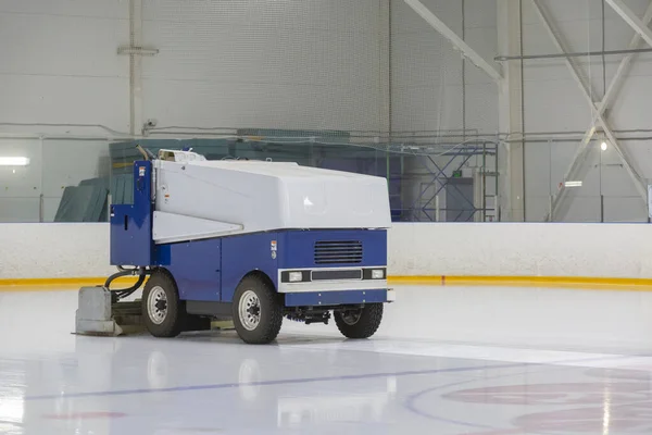 Special machine for leveling ice on a skating rink, ice resurfacer, ice care. Public ice rink. Hockey stadium. — Stock Photo, Image