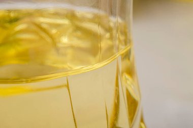 Şeffaf plastik bir şişedeki ayçiçeği yağı. Yaklaş.