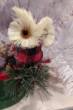 Noel ağacı oyuncak baykuşu. Yeni yıl. Neşeli arkaplan.