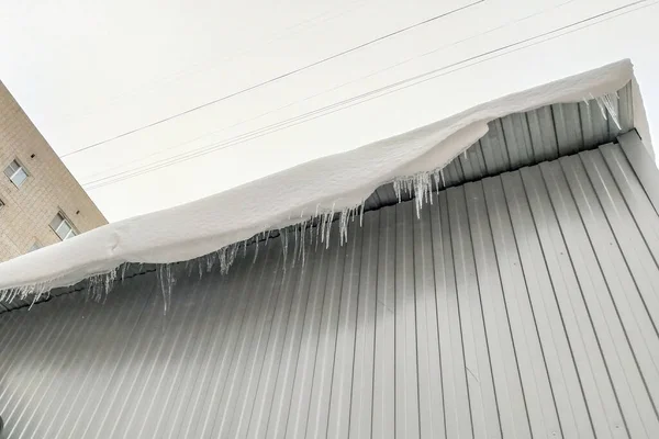 Neige Avec Des Glaçons Suspendus Dangereusement Toit Bâtiment — Photo