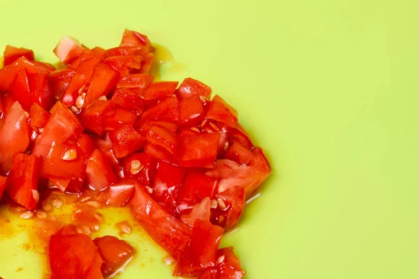 Tomates Rojos Picados Con Jugo Filtrado Semillas Una Tabla Cortar — Foto de Stock