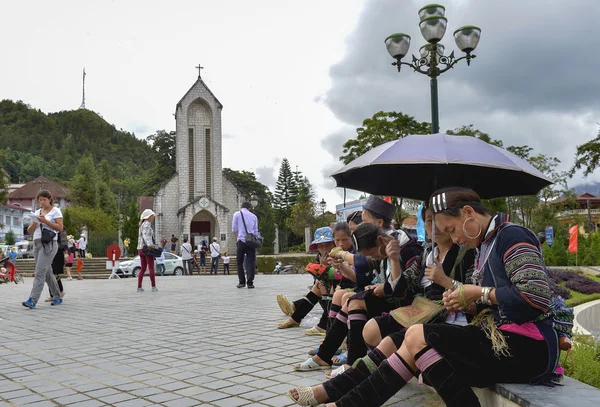  Hmong kadın grubu, highland Sapa, Vietnam, oturan brokar Kent Merkezi, Sapa, Vietnam işlemeli