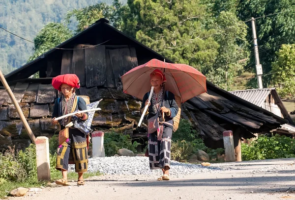 Dos mujeres étnicas DAO, en el camino a casa — Foto de Stock