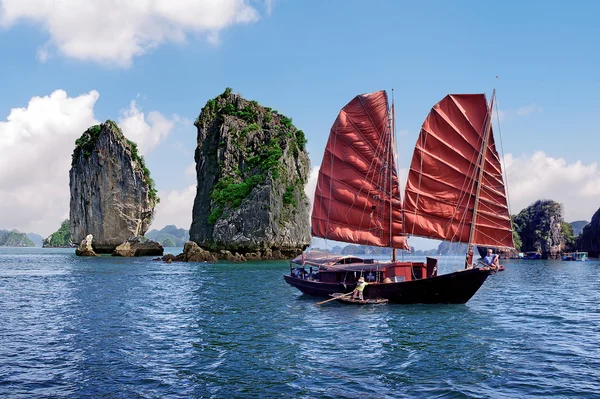 HA LONG, VIETNAM, 23 giugno 2016 barca a vela mossa, su Ha Long Bay, Quang Ninh, il patrimonio naturale mondiale Fotografia Stock