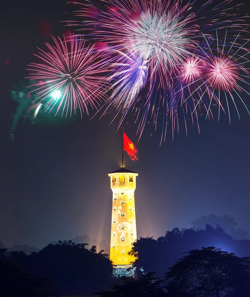 Ha Noi, Viet Nam, 30 Nisan 2016 bayrak direğine Ha Noi, Vietnam. havai fişek, yeniden birleşme kutlamak