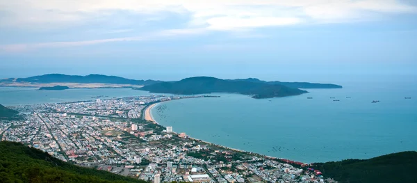 Binh Dinh, Vietnam, 23 Nisan 2016 geri kıyı kenti Nhon, Binh Dinh Eyaleti, Vietnam, yüksek gelen
