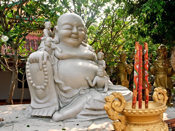 Khanh Hoa, Vietnam, 26 Mart 2016 Buda heykelleri, antik tapınak, kırsal alanlarda Khanh Hoa, Vietnam