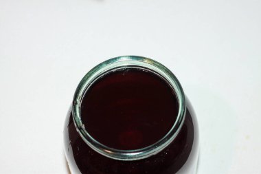 Üzüm suyuyla dolu cam bir şişe.