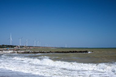 Azov Denizi kıyısında dev beyaz yel değirmenleri