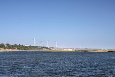 Rüzgâr eserken büyük beyaz yel değirmenleri