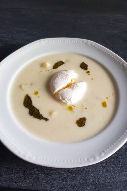 Yumurtalı lezzetli çorba tabağı.