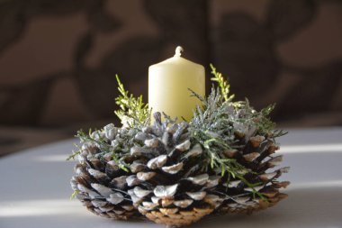 Çam kozalaklarından Noel şamdanı