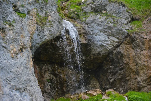 Der Wasserfall Einem Gebirgstal — Stockfoto